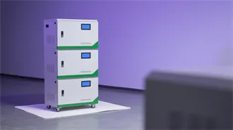 Using a 12 V battery while simultaneously charging via a heavy-duty