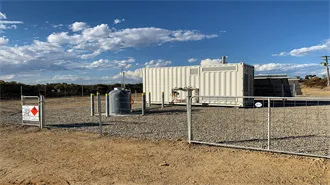 Solar-powered communication cabinet hybrid energy split solar power