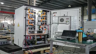 Earthquake-resistant mobile energy storage container for field